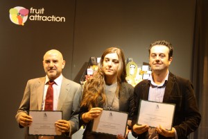 El director del Diario de Almería (izquierda) recoge el premio en nombre de Elio Sancho.