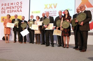 El ministro y la secretaria general con los premiados.