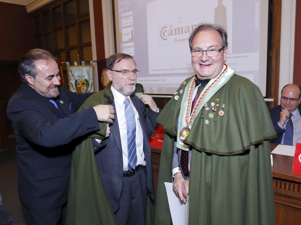 El científico. investido como cofrade de honor. (Servicio Adico)