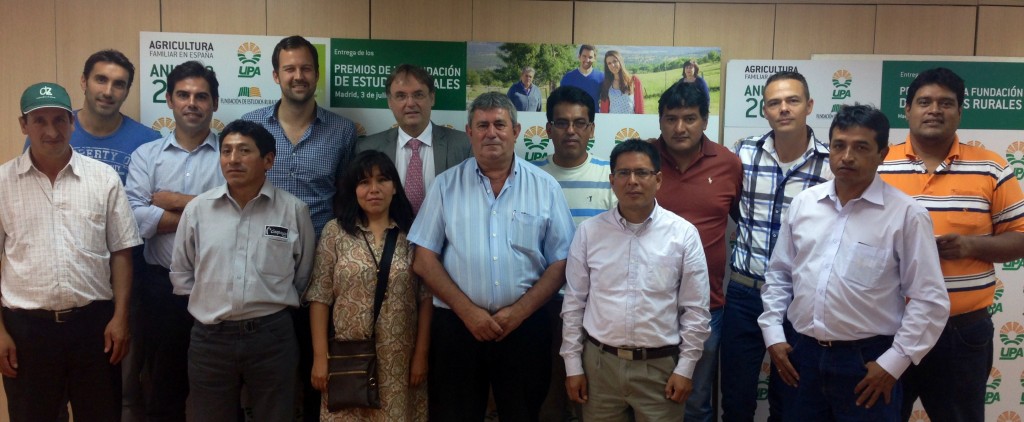 Responsables de Acodea y Agriterra, con cooperativistas de Perú.